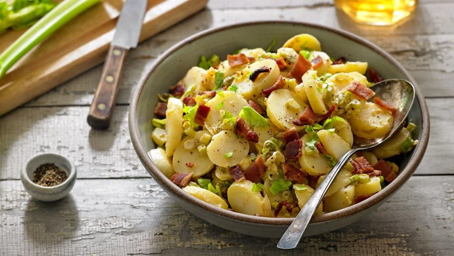 Salad khoai tây là một món ăn cực kỳ phổ biến ở Đức