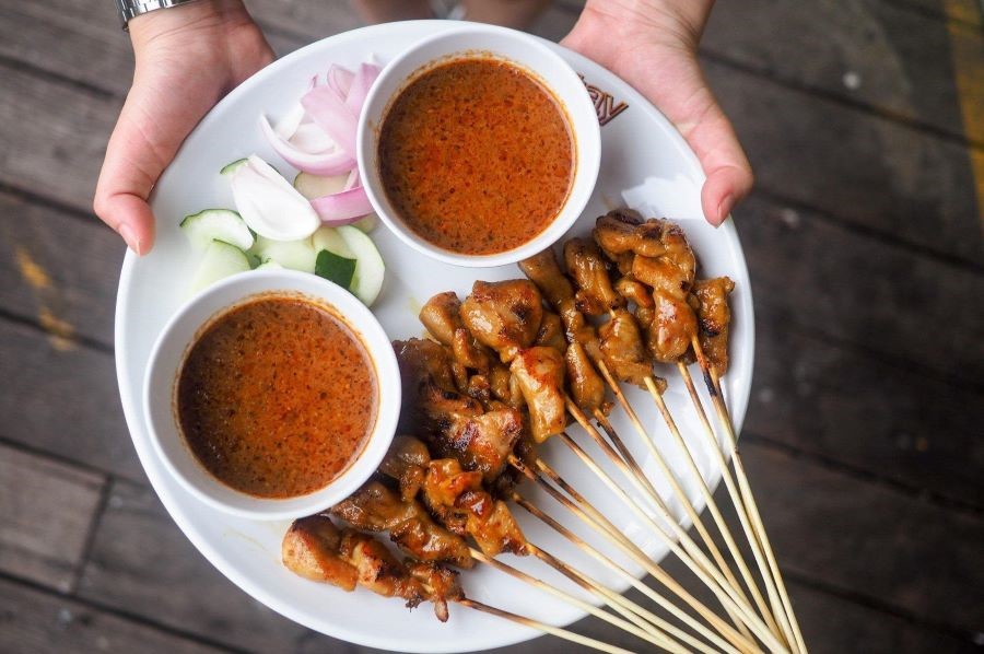 Thịt Nướng Satay là một trong những món ăn được nhiều du khách yêu thích khi đến đây