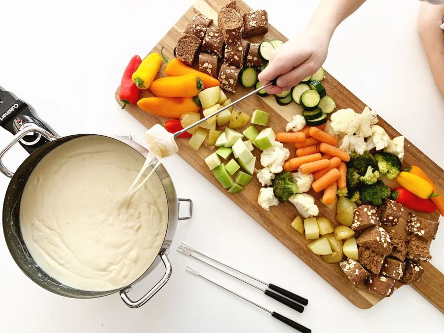Lẩu phomai hay Cheese Fondue là món ăn cực kỳ hấp dẫn, mới lạ, được bày trí cực kỳ bắt mắt 
