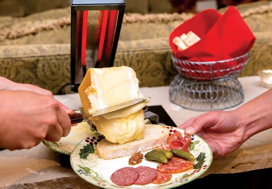 Raclette là tên gọi của một loại phô mai cực kỳ phổ biến tại Thụy Sĩ, được làm từ sữa bò