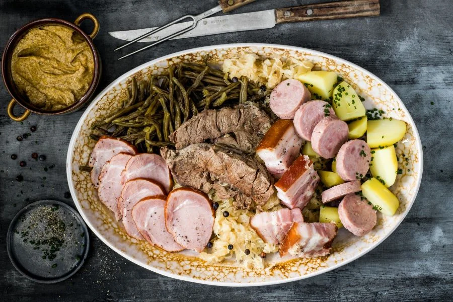 Bernese Platte là một món ăn độc đáo, sử dụng một loạt các loại thịt và xúc xích khác nhau