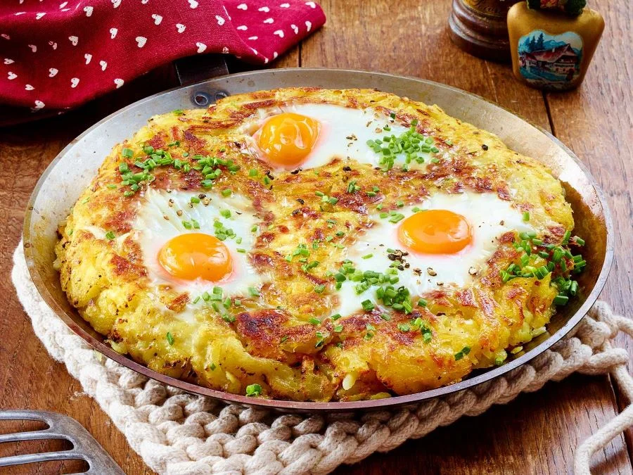 Bánh khoai tây chiên Rösti với lớp vỏ bánh bên ngoài giòn tan, bên trong mềm mại và béo ngậy 