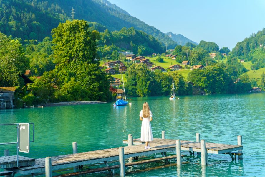 Hồ Brienz tựa như một tấm gương khổng lồ, ôm trọn vào lòng mình hình ảnh mây trời, núi non hùng vĩ