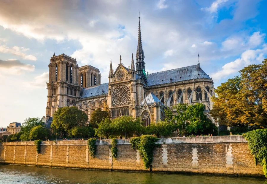 Ngôi nhà thờ Đức Bà Paris, như một nhân chứng sống của lịch sử Paris, đã lặng lẽ ngắm nhìn thành phố này trải qua bao thăng trầm