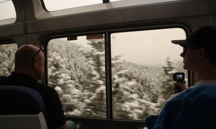  Khung cảnh tuyệt đẹp khi nhìn ra ngoài từ chuyến tàu California Zephyr chạy xuyên nước Mỹ
