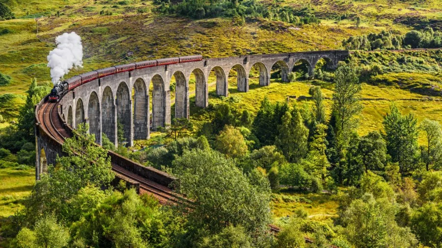 Chuyến tàu West Highland Line do Scotrail khai thác sẽ đưa bạn đến với xứ sở huyền bí