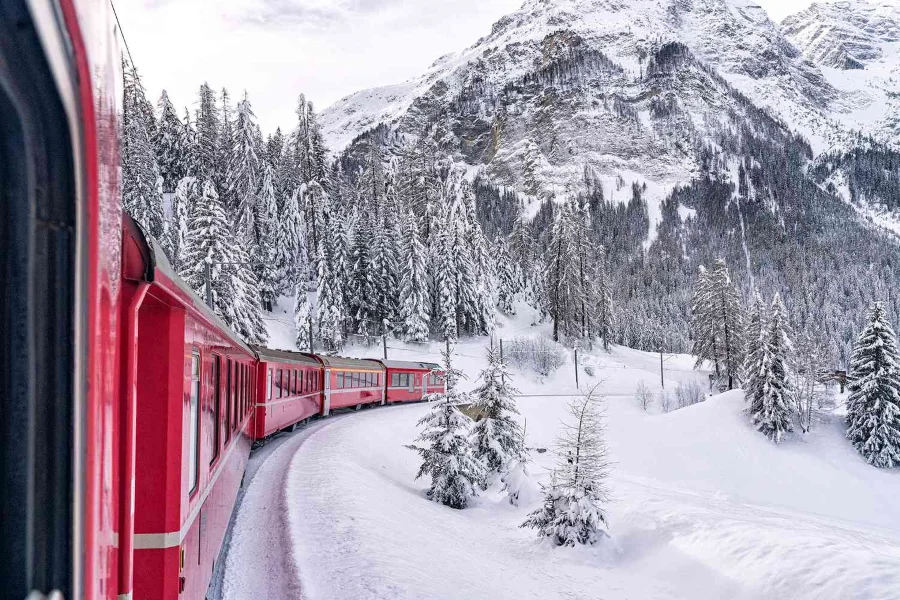 Bernina Express sẽ dẫn dắt bạn qua những cung đường ngoằn ngoèo, uốn lượn, len lỏi giữa những thung lũng sâu thẳm và những đỉnh núi tuyết trắng xóa
