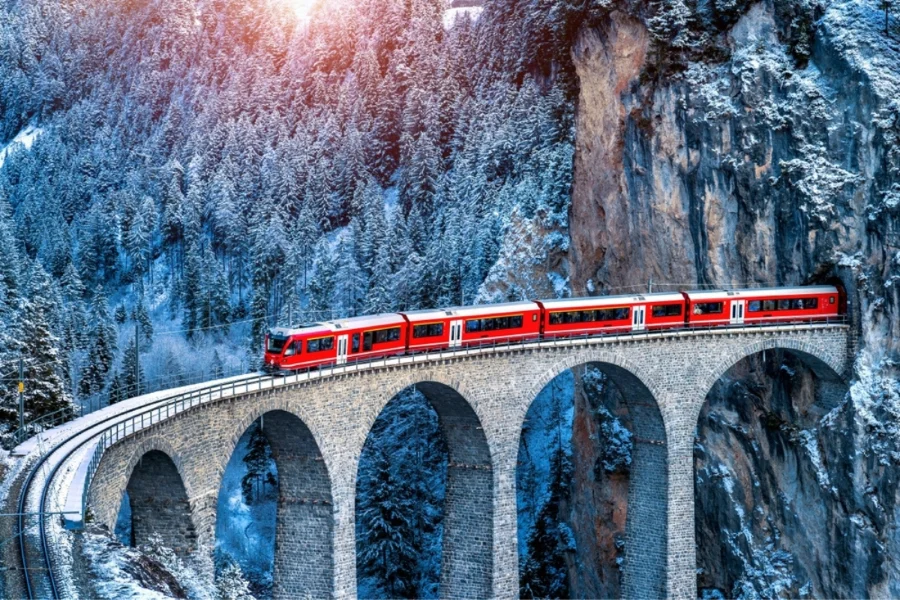 Bernina Express đạt đến độ cao 2.253 mét, là tuyến đường sắt cao nhất ở châu Âu