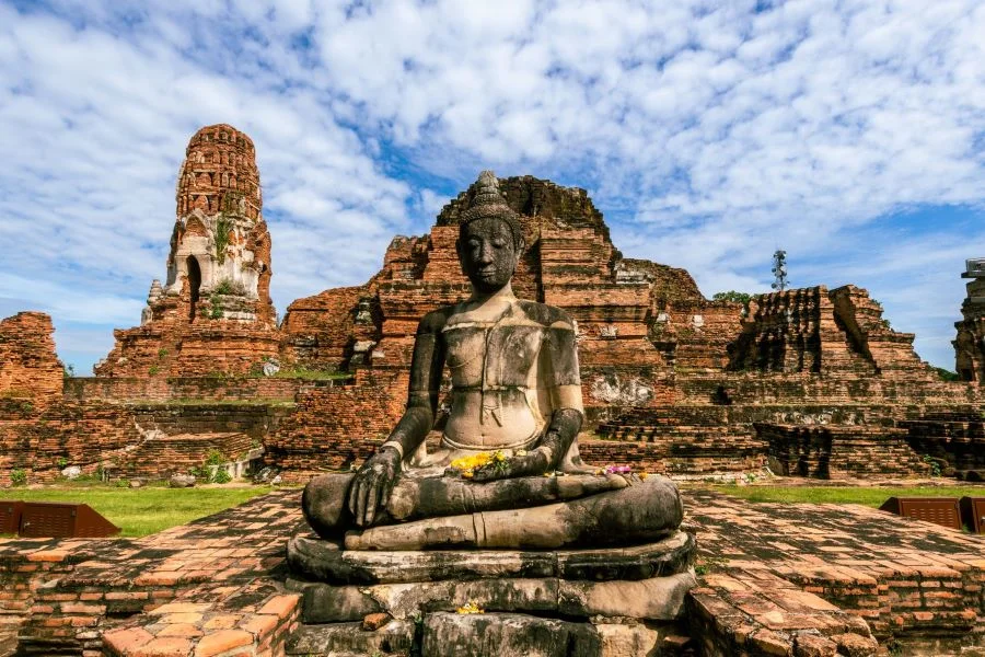 Wat Mahathat lại mang một vẻ đẹp độc đáo và thu hút du khách bởi giá trị lịch sử và văn hóa to lớn