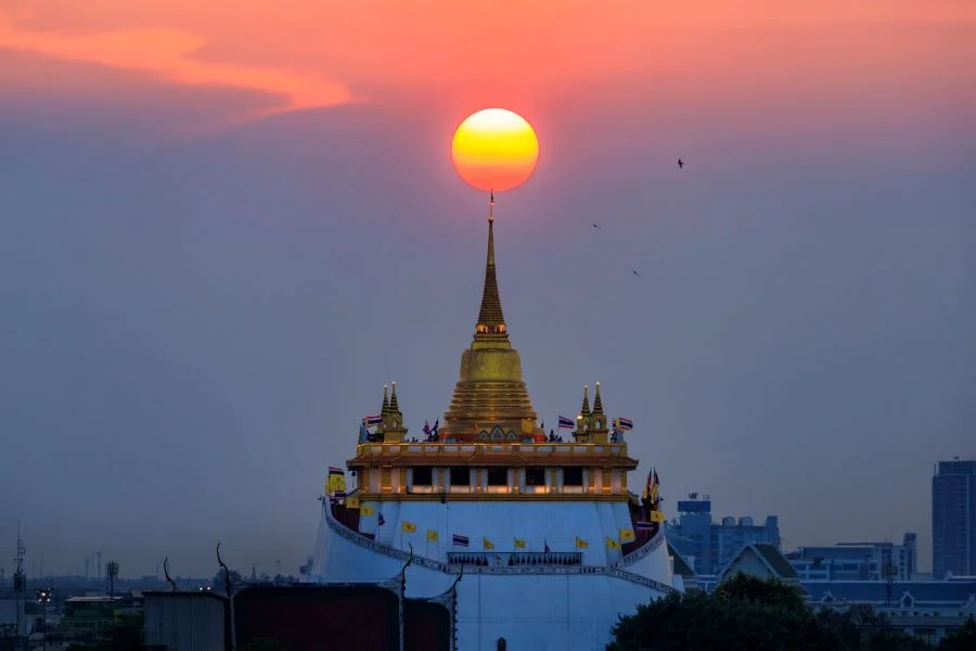 Tọa lạc tại thủ đô Bangkok sôi động, Chùa Wat Saket, còn được biết đến với tên gọi Chùa Núi Vàng