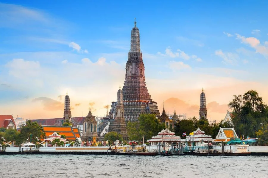 Từ ban công chùa Wat Arun, bạn có thể phóng tầm mắt ra xa, ngắm nhìn dòng sông Chao Phraya êm đềm chảy
