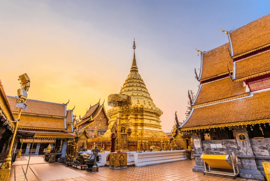 Tọa lạc uy nghi trên sườn đồi Doi Suthep, Wat Phrathat Doi Suthep được mệnh danh là ngôi chùa đẹp nhất ở Chiang Mai