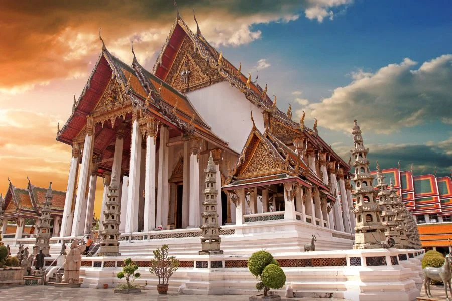 Chùa Wat Suthat mang trong mình lối kiến trúc lộng lẫy, thu hút đông đảo các tín đồ trên thế giới đến khám phá