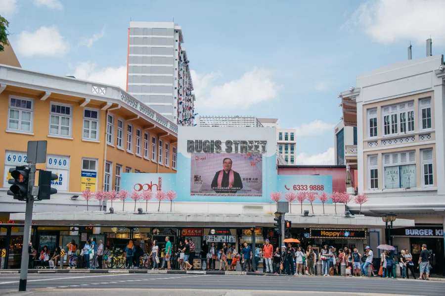 Bugis Street chào đón du khách với sức hút khó cưỡng của sự trẻ trung, náo nhiệt và không kém phần hiện đại