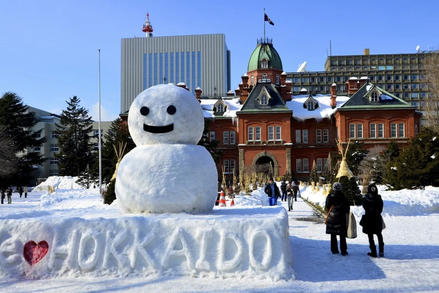 Lễ hội tuyết Sapporo, tại thành phố Sapporo quy tụ hàng ngàn tác phẩm điêu khắc băng tuyết khổng lồ