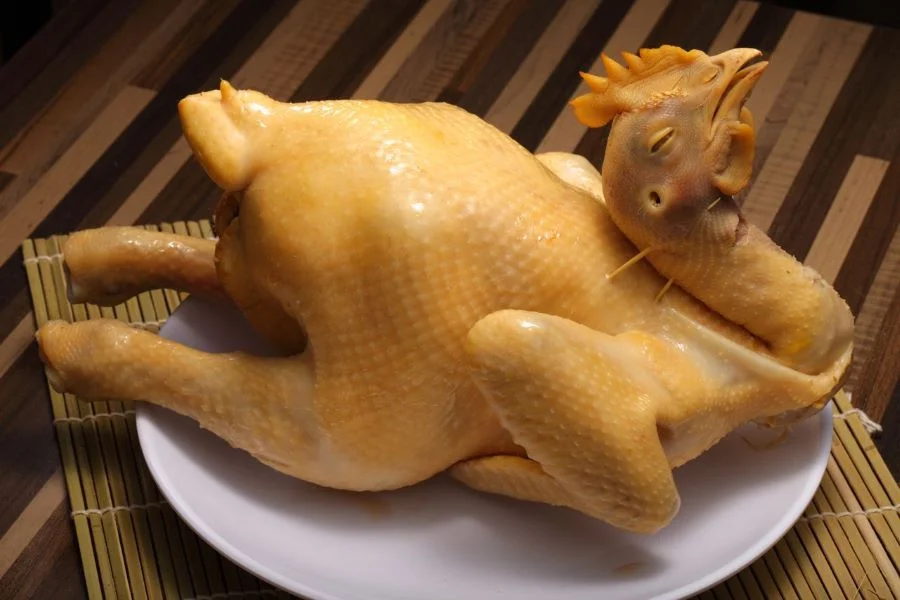 Gà luộc món ăn đơn giản nhưng lại không thể thiếu trong những ngày đầu năm mới
