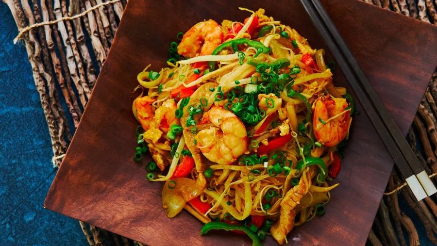 Những sợi mì vàng dai dai khiến cho món ăn thêm phần hấp dẫn và thơm ngon
