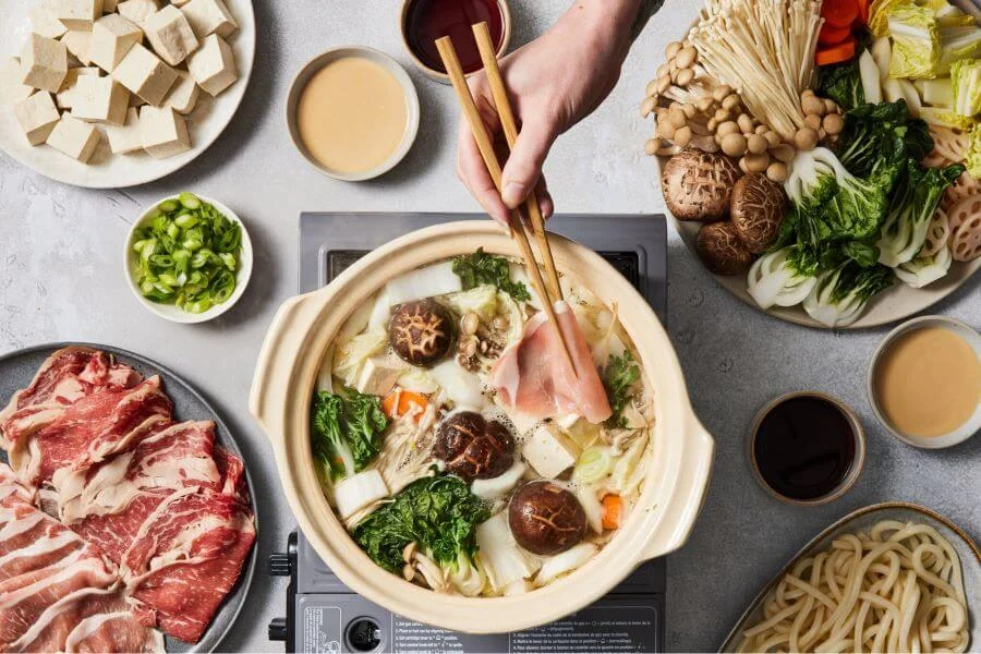 Lẩu Shabu Shabu là một món ăn đặc trưng của Nhật Bản, nổi tiếng với cách chế biến đơn giản nhưng vô cùng hấp dẫn