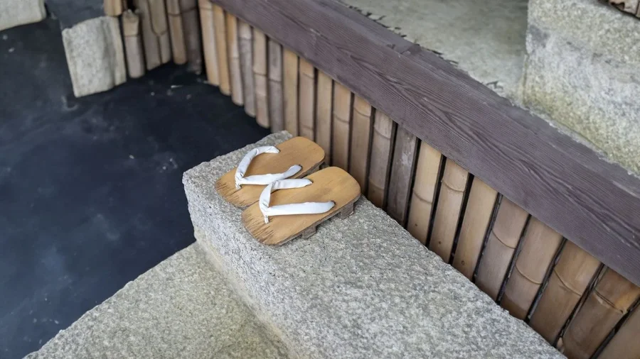 Cởi giày trước khi vào nhà vừa là một quy tắc vừa là một lời chào trân trọng thể hiện sự quan tâm và tinh tế của người Nhật