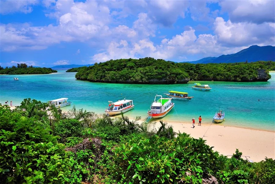 Okinawa sở hữu những bãi biển tuyệt đẹp với làn nước trong xanh, bãi cát trắng trải dài cùng hệ sinh thái đa dạng dưới lòng biển