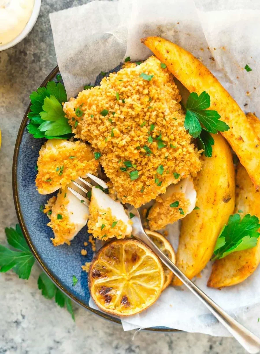 Món ăn này thường được thưởng thức cùng sốt tartare chua thanh, béo ngậy, hoặc sốt cà chua đậm đà, kích thích vị giác