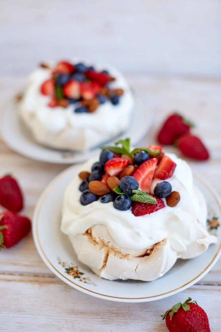 Bánh Pavlova, món tráng miệng kiêu sa, lộng lẫy, chinh phục mọi thực khách bởi hương vị ngọt ngào, thanh mát
