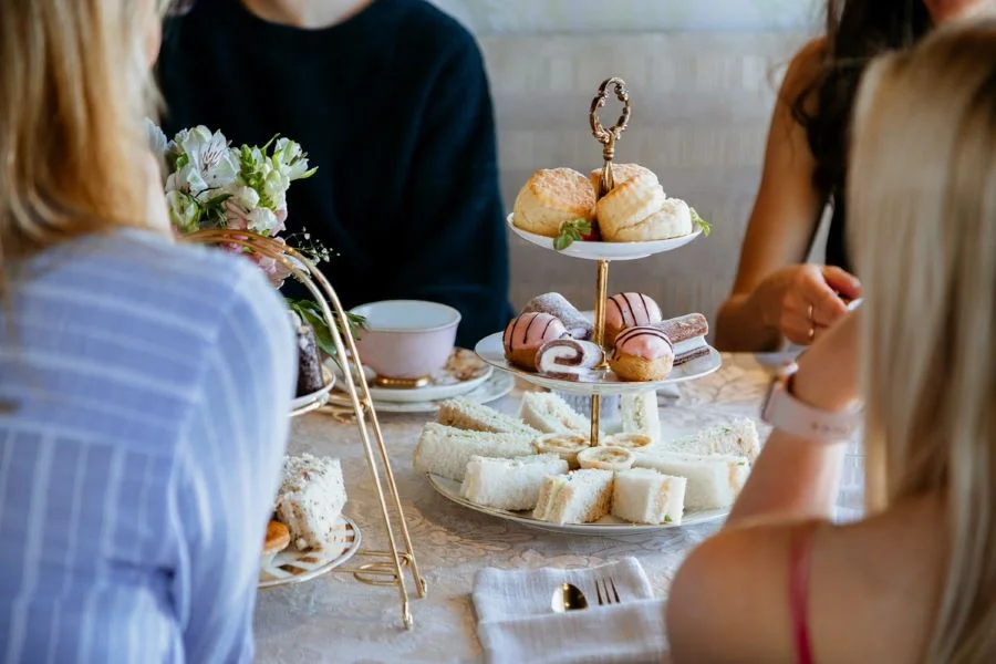 Trà chiều là thời gian lý tưởng để mọi người cùng nhau thưởng trà, thư giãn, trò chuyện tâm tình