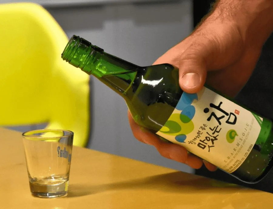 Rượu Soju - thức uống quốc dân luôn có mặt trên hầu hết mọi bàn nhậu tại Hàn