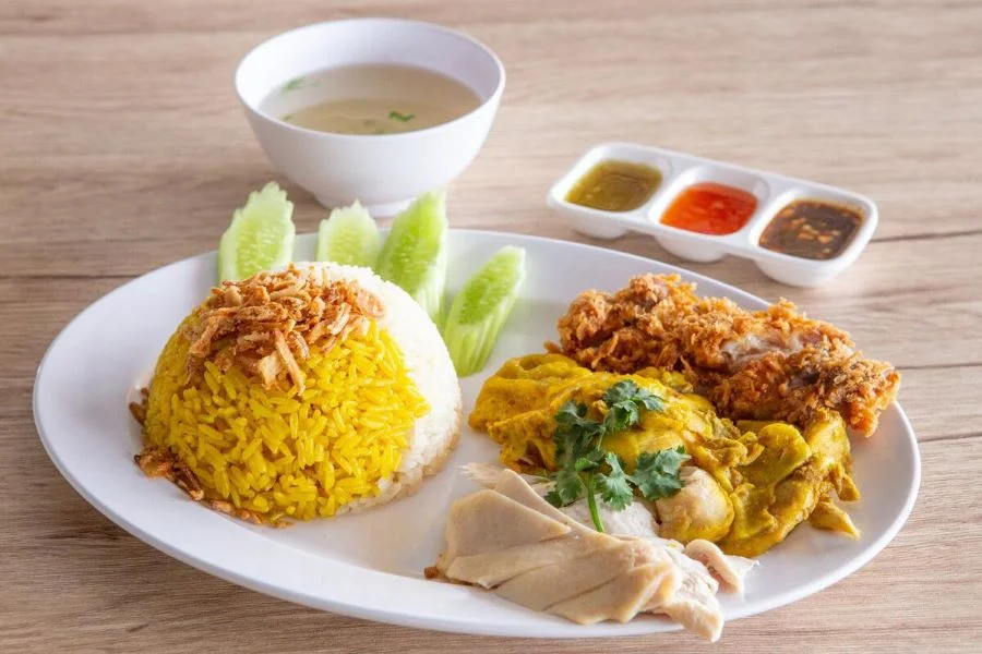 Món cơm thịt gà hấp nổi tiếng của Thái Lan chắc hẳn sẽ khiến bạn mê tít