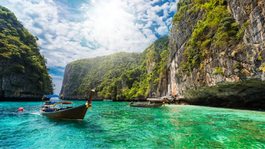 Đến với Phuket, bạn sẽ được hòa mình vào bầu không khí trong lành, tận hưởng những giây phút thư giãn tuyệt vời