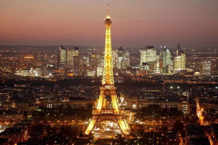 Paris ẩn chứa một sức sống mãnh liệt khác, đặc biệt là khi màn đêm buông xuống