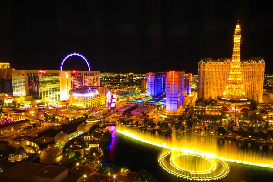 Khám phá Las Vegas độc đáo trong muôn vàn ánh sáng khác nhau mỗi khi đêm về