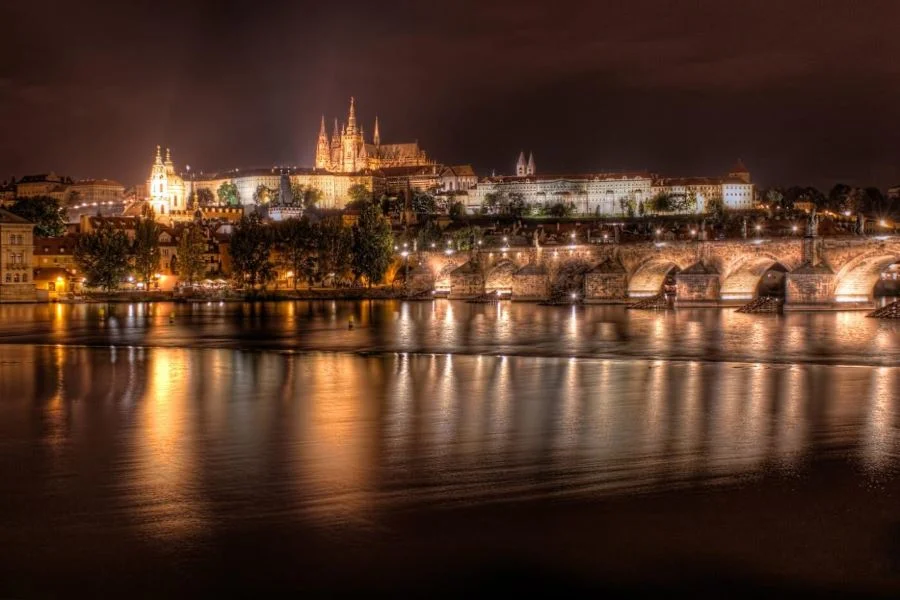 Khi màn đêm buông xuống, Prague khoác lên mình một tấm áo choàng lung linh huyền ảo