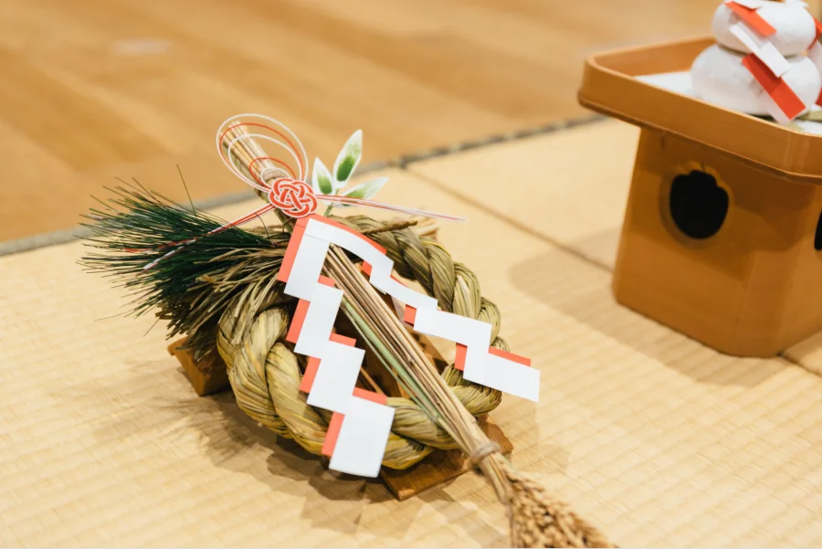 Shimenawa còn mang ý nghĩa xua đuổi tà ma, mang lại may mắn và bình an