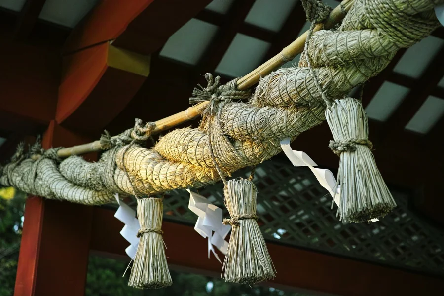 Shimenawa được coi như một biểu tượng của sự bảo vệ, ngăn chặn những điều xấu xa và mang lại ánh sáng cho người dân địa phương