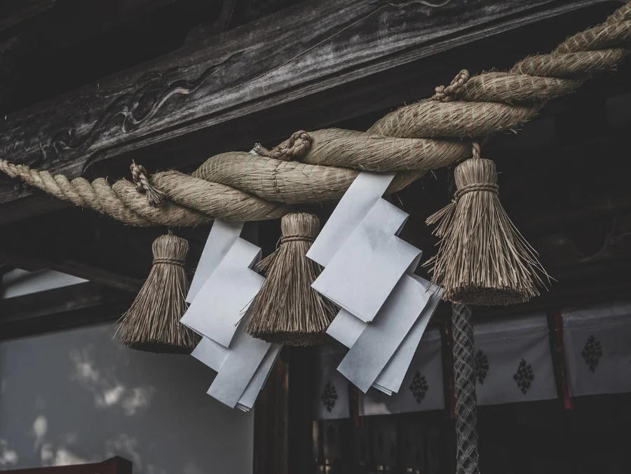 Shimenawa mang đậm nét văn hóa truyền thống, khiến nhiều du khách thích thú khi đi du lịch Nhật Bản
