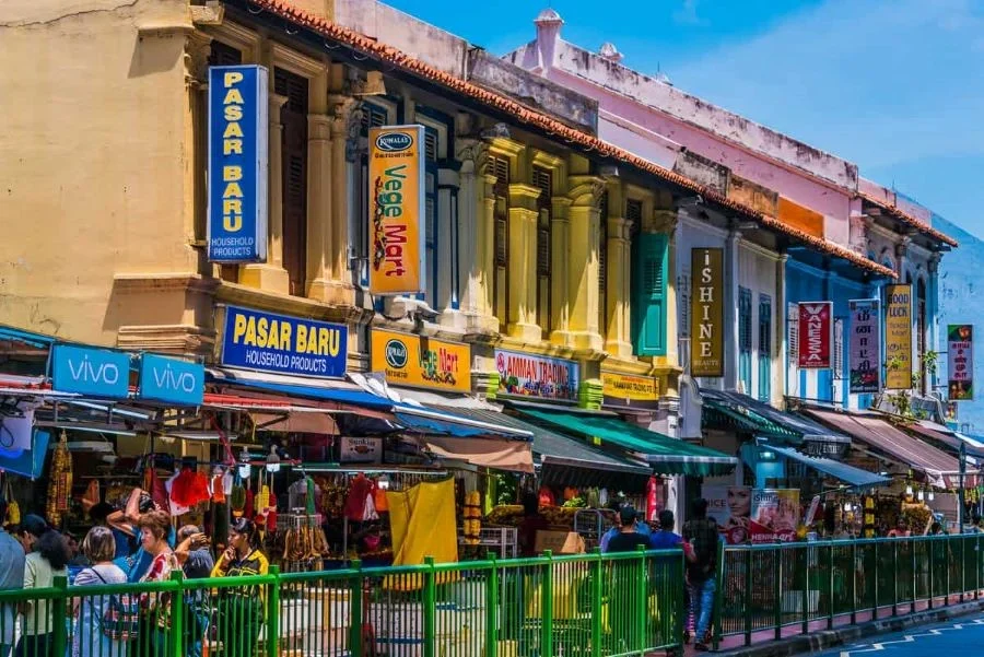 Những ngôi nhà nhiều màu sắc tại khu Little India
