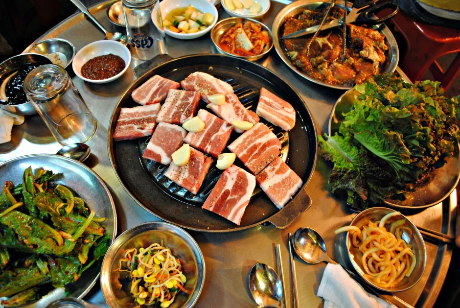 Nhắc đến ẩm thực Hàn, người ta thường nghĩ ngay đến hình ảnh những miếng thịt được nướng trên bếp than hồng, tỏa ra hương thơm quyến rũ