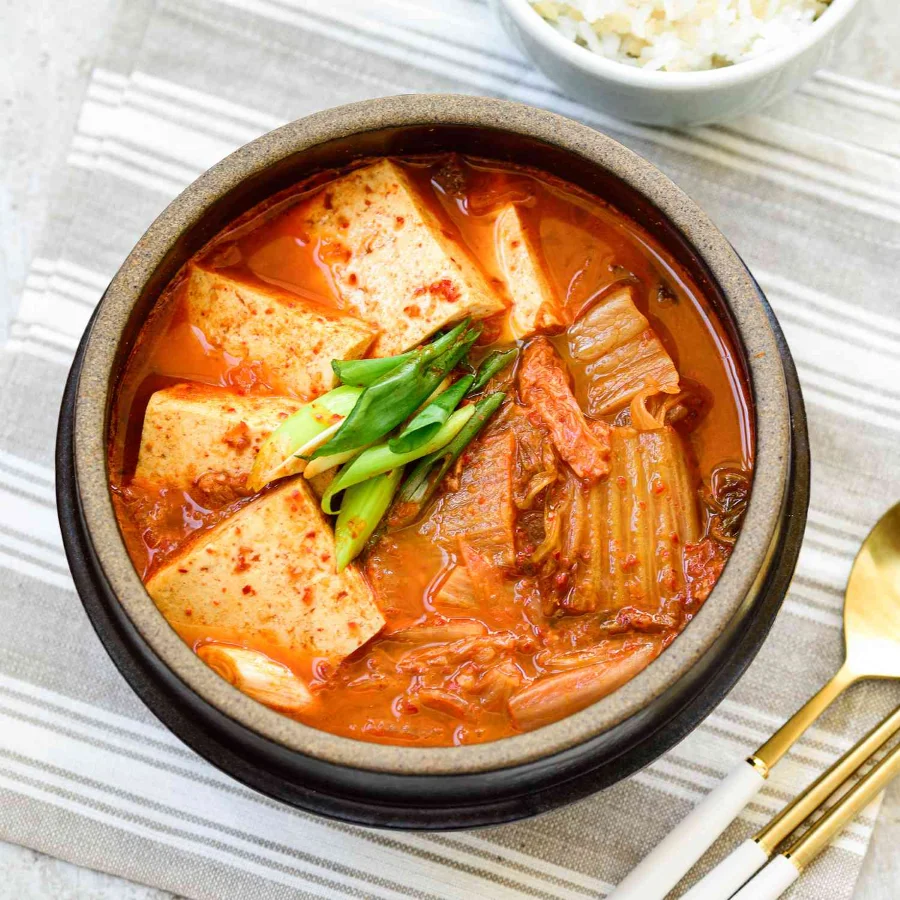 Jjigae là món hầm vô cùng đa dạng và phổ biến trong ẩm thực Hàn Quốc