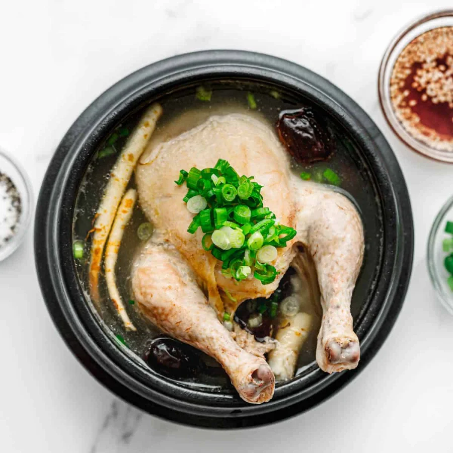 Samgyetang là một trong những biểu tượng ẩm thực đặc trưng của Hàn Quốc.