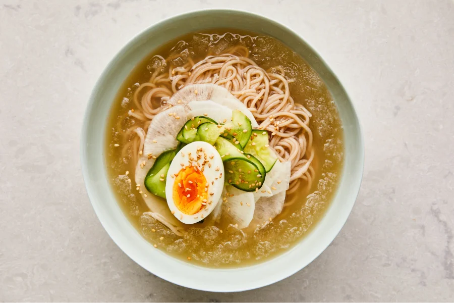 Naengmyeon là một món đặc sản nổi tiếng, đặc biệt được yêu thích vào mùa hè