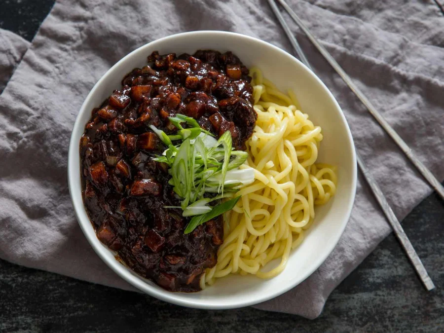 Jjajangmyeon, hay còn được gọi là mì tương đen, là một món ăn phổ biến và được yêu thích tại Hàn Quốc