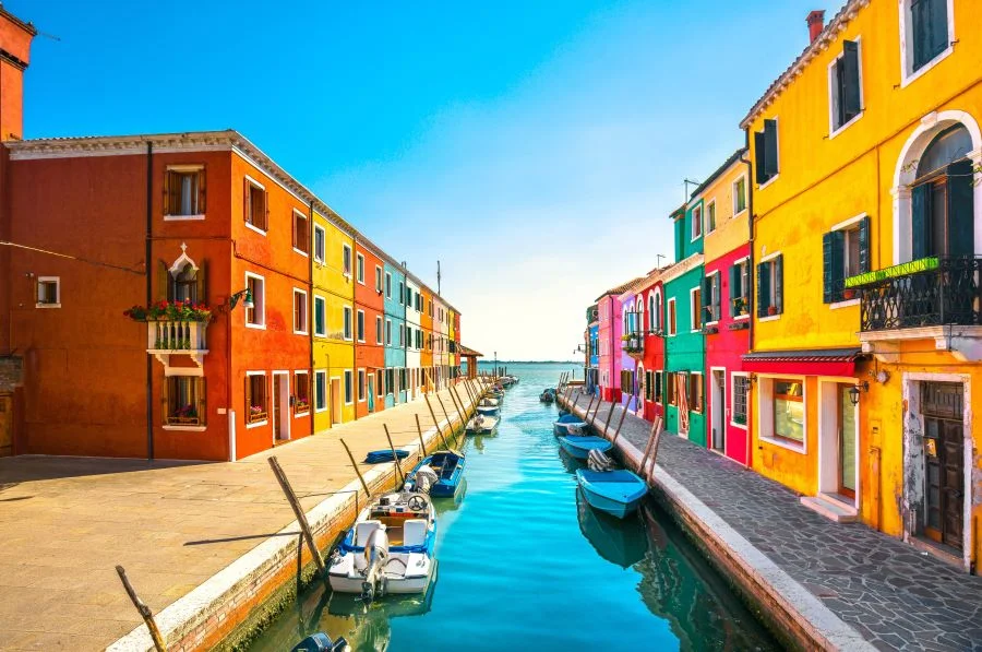 Đảo Burano sở hữu hàng trăm ngôi nhà nhỏ đa dạng sắc màu nằm cạnh nhau