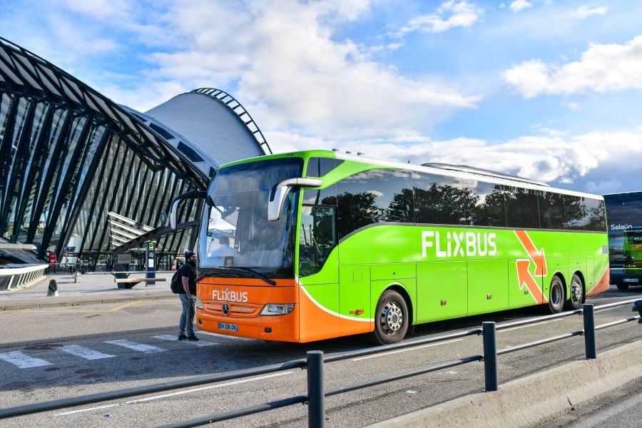 Hằng ngày có nhiều chuyến xe bus đi đến thị trấn Chamonix xinh đẹp