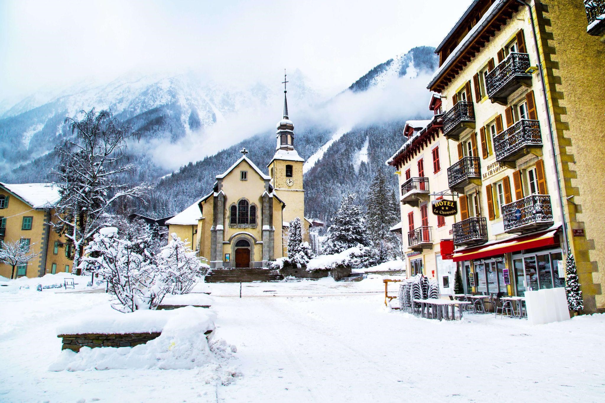 Bức tranh thị trấn Chamonix tuyết phủ trắng xóa vào mùa đông cực kỳ ấn tượng