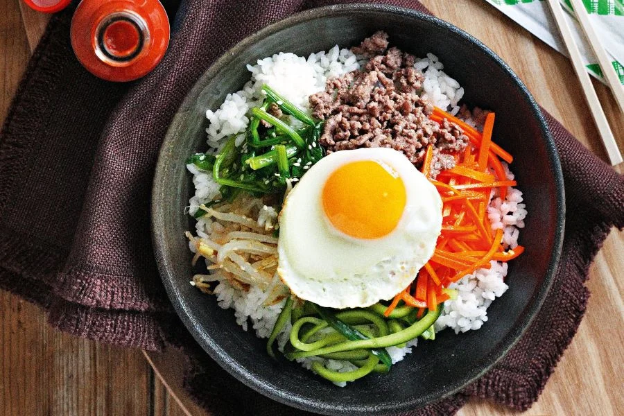Cơm trộn là một trong những món ngon mùa xuân trứ danh của xứ sở Kimchi