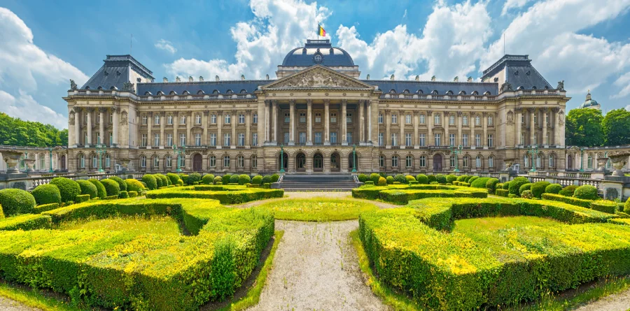 Cung điện Hoàng gia Brussels sừng sững giữa lòng thành phố như một biểu tượng uy nghi của chế độ quân chủ lập hiến Bỉ