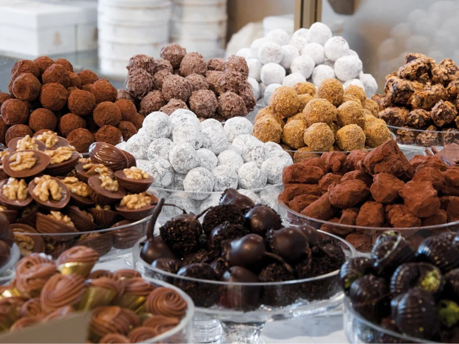 Nếu là tín đồ của chocolate, bạn không thể bỏ qua những thương hiệu nổi tiếng như Pierre Marcolini, The Belgian Chocolate Makers hay Laurent Gerbaud