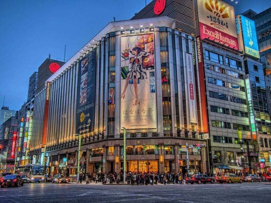 Với không gian rộng lớn và thiết kế sang trọng, Ginza Mitsukoshi tập trung hàng loạt thương hiệu mỹ phẩm danh tiếng