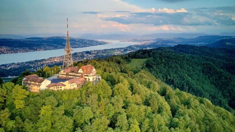 Ngọn núi Uetliberg - địa điểm hoàn hảo để ngắm nhìn toàn cảnh thành phố Zurich cùng dãy núi Alps hùng vĩ
